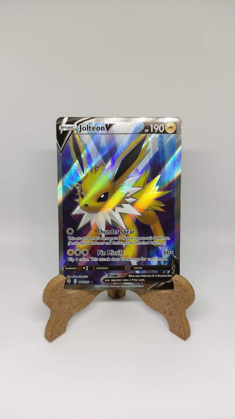 Jolteon V (Full Art) - El calabozo coleccionables